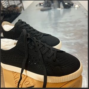 Vivaia Round toe Perforated Sneakers